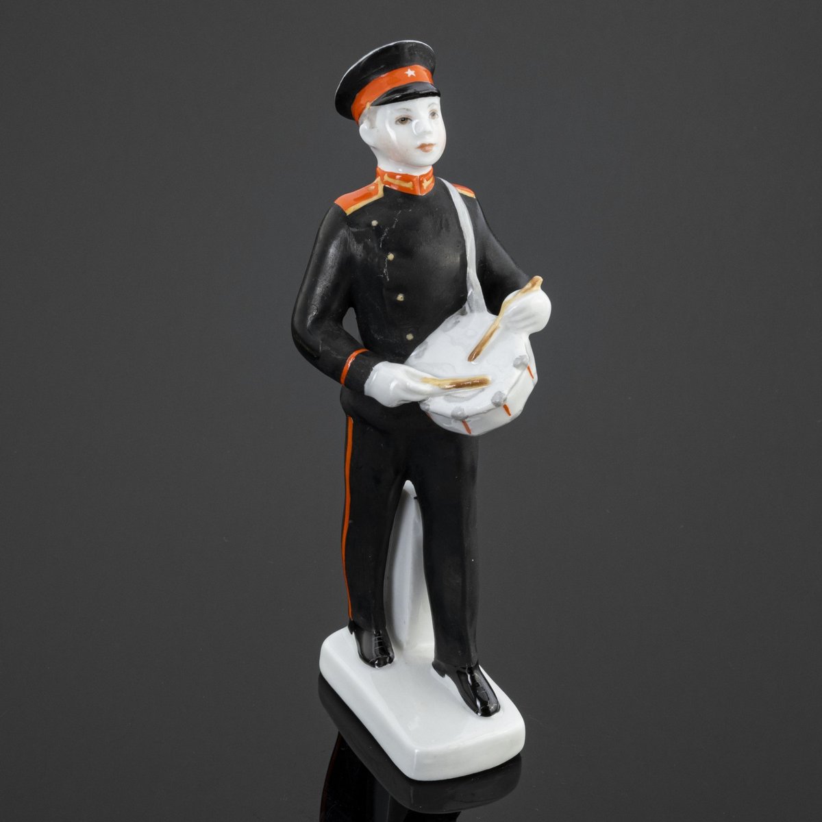 Статуэтка Суворовец, Велихова С Б, 1960-1970. imgsrc ДСтатуэтка Суворовец, Велихова С Б, 1960-1970.